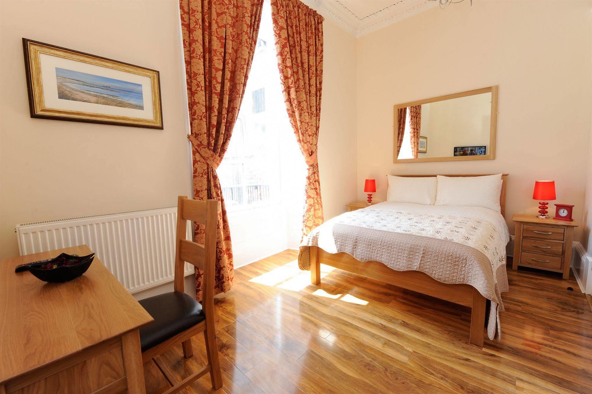 Edinburgh City Suites Bagian luar foto