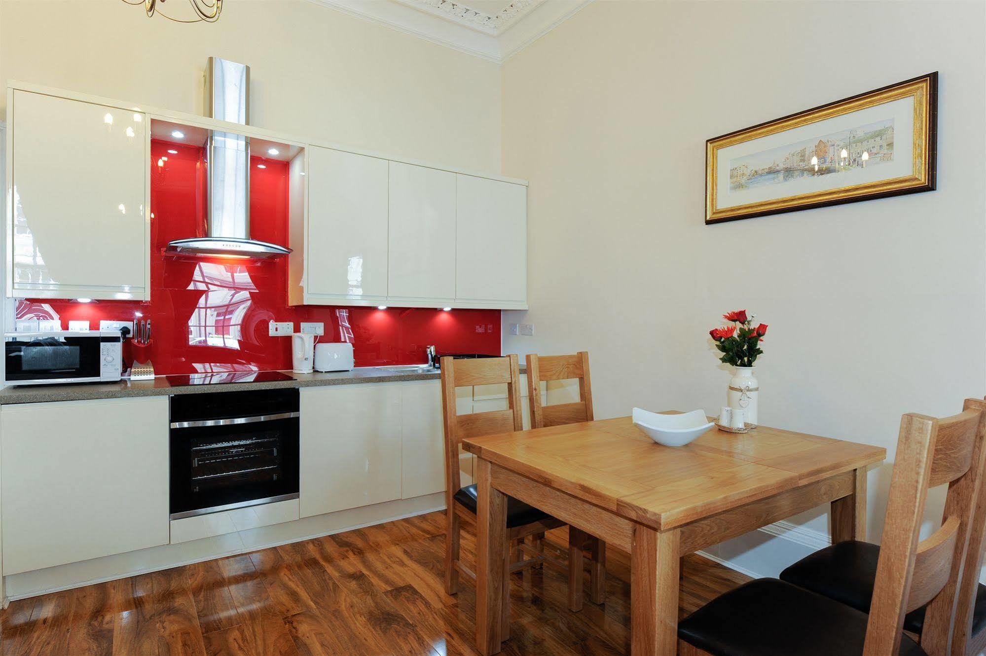 Edinburgh City Suites Bagian luar foto